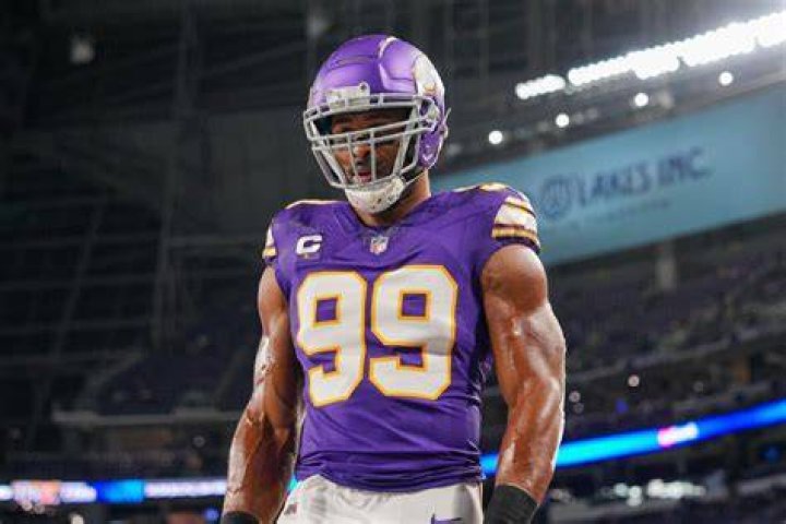 Danielle Hunter: The Rising Star Redefining Success in the NFL