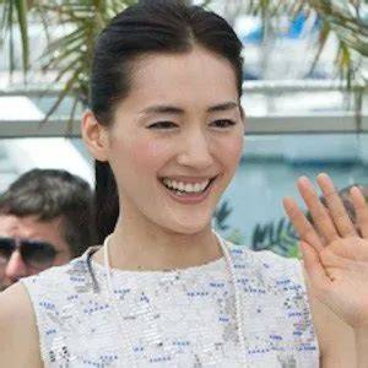 Exploring the World of Ayase Kaori: A Rising Star in the Entertainment Industry