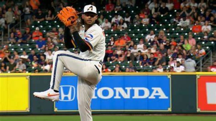 MCCULLERS' FIRST OUTING SINCE 2022 ELICITS STANDING OVATION FROM TEAMMATES