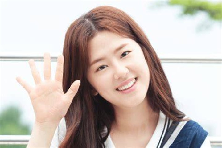 Park Hye: Rising Star in the Entertainment Industry